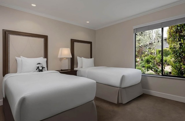4 Comfortable Suites Near Trancas Crossing Park, Pool, Onsite Golf, FREE Parking