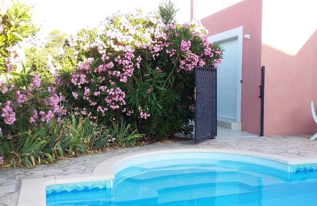 Etiquetado 4 * cabaña, piscina climatizada, climatizada, de 2 a 4 personas.