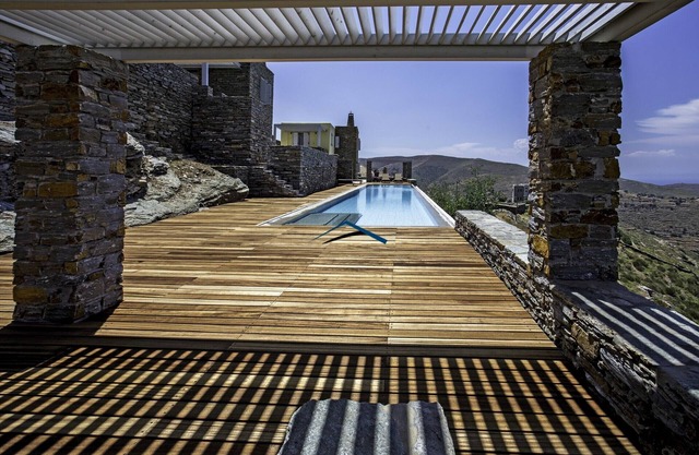 4 houses with a panoramic sea view and a 25 meters long swimming pool