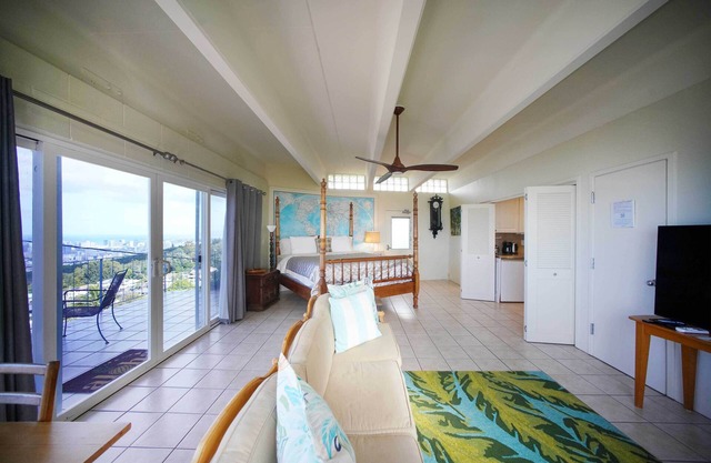 4 Mi to Beaches: Honolulu Hideaway w/ Views!