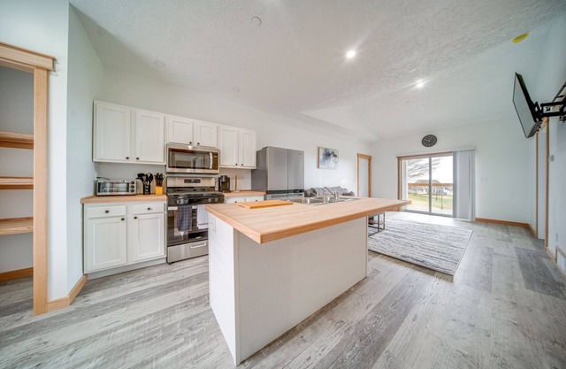 Erie Condo Near Lake w/ Golf Views & Balcony