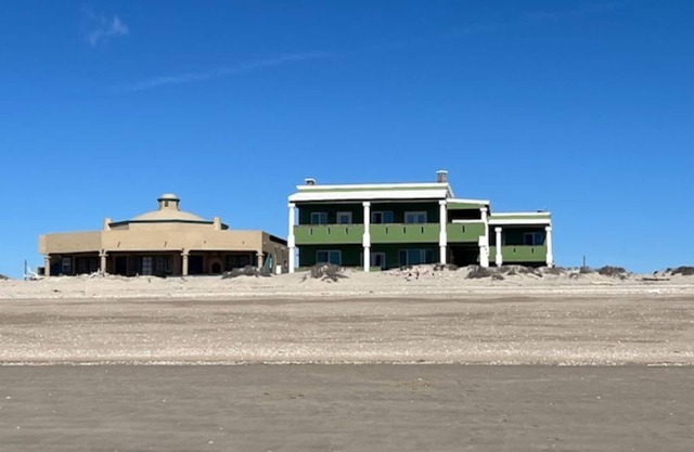 4 BDRM Beachfront NEW! Spacious, WiFi, AC, sleeps up to 10