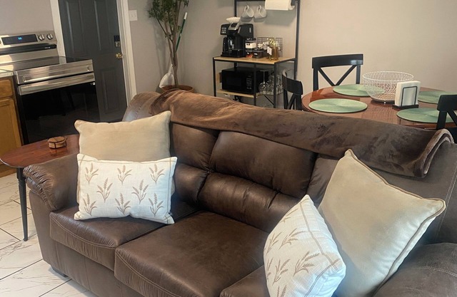 4 person Suite in Beautiful Grand Island, NY! 4 miles from Niagara Falls!