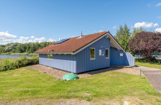 4-person vacation home with wood-burning stove, canoe and wonderful lake view in Otterndorf