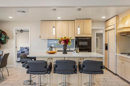 4 Room- Local VIBE Retreat just 12 min to The Strip and Fremont