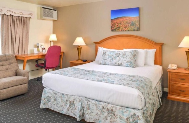 4 Spacious Units w/ FREE Parking and BFast, Pool, Minutes to Solvang Theaterfest