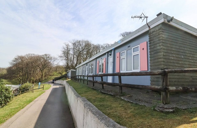 43 SEA VALLEY, pet friendly, with pool in Bucks Cross, Bideford