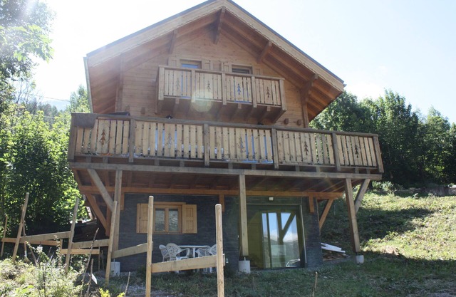 Apartamento de 45 m2 en la planta baja de un chalet de madera.