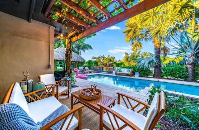 4Bd/Htd Pool/4 Min to Beach/Tiki/On Water/Hotub