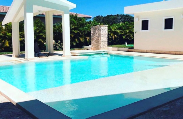 Villa 4BD con piscina privada, transporte gratuito, barbacoa, televisión por cable, internet.