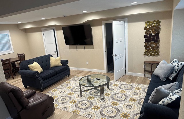 4BR / 2.5 Bath house in Aberdeen, SD, with WiFi, AC, Heat. Centrally located.
