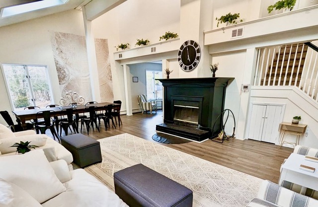 4BR/2.5BA Classy Lakeside Getaway~2Kayaks ~Beach ~Grill~Hot Tub~Movie Rm~Game Rm