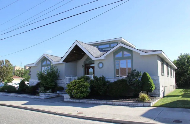 4BR/3.5BA, 1 block to Diamond Beach!