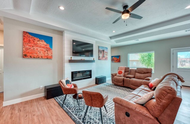 4BR (3 Kings) w/ Game Room, Views, Murals, Steps to Hiking