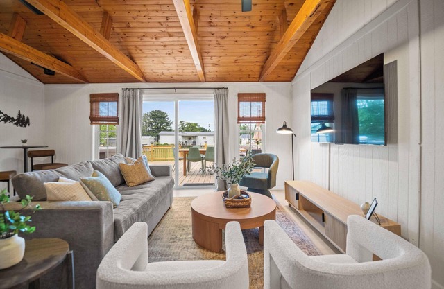 4br 3ba / 10 min to NRG / hot tub / sauna / firepit