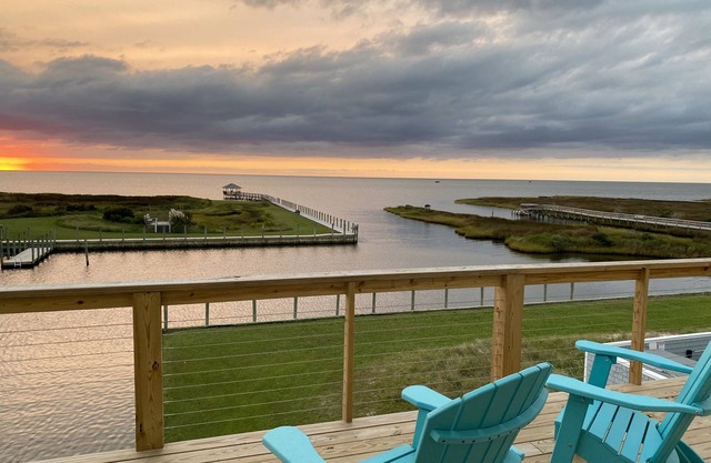 4BR 3BA Waterfront Slice of Heaven! Luxury, hot tub, sunsets, fishing.