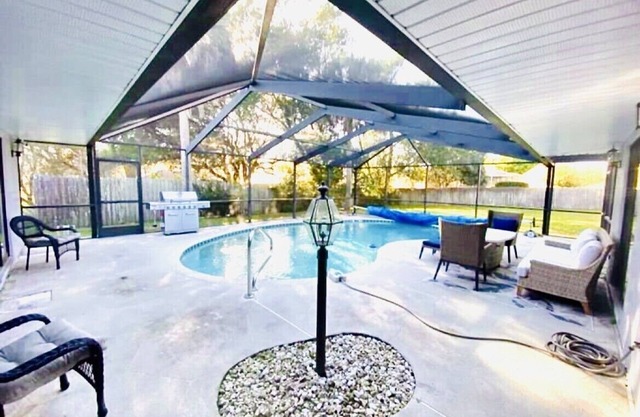 4br Heated POOL - fenced, trails, golf, springs, near downtown