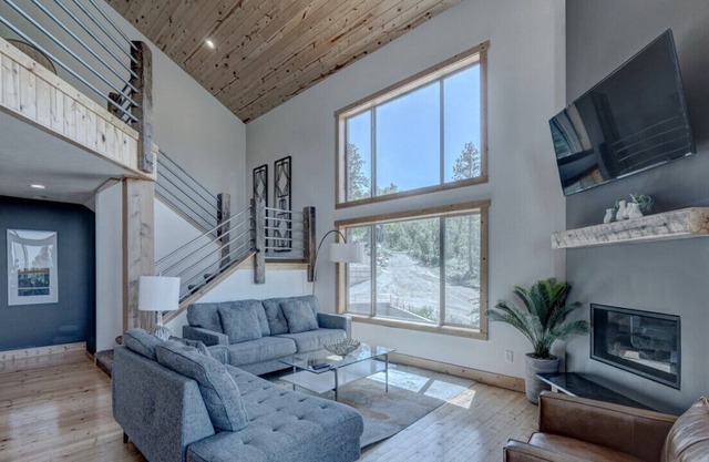 4BR Little Hope Chalet at Terry Peak with Hot Tub!
