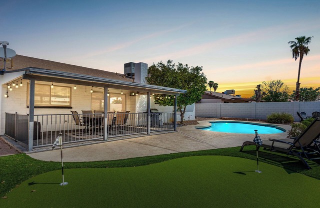 4BR Mesa Oasis w/Putting Green and Heated Pool!