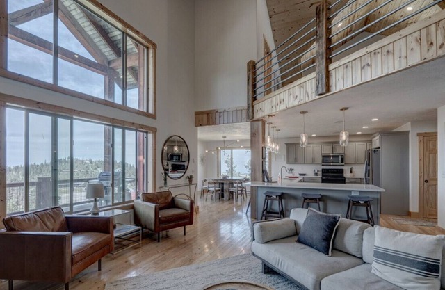 4BR Missing Link Chalet at Terry Peak w/ Hot Tub!