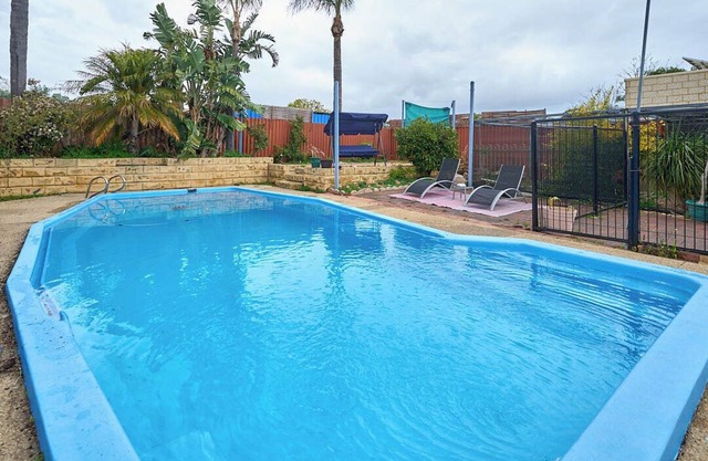 4BR Pool House Close to Shops