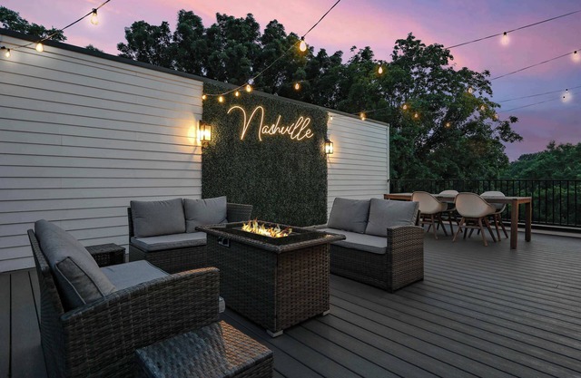 4BR Rooftop Stay for 12 w/Fire Pit, Near Broadway!