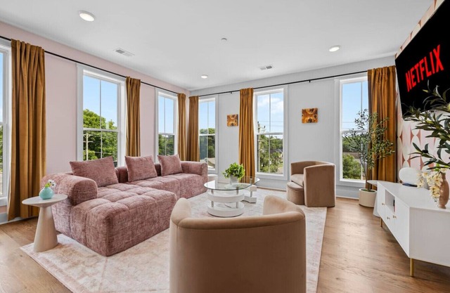 4BR Sleeps 14 | Makeup Room + Rooftop!
