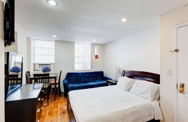 (4RW) Chic Chelsea Studio
