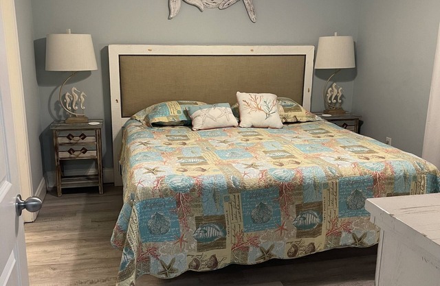 Condo a few steps from the beach 1 bd bunk+bunk bedroom +2full bth!