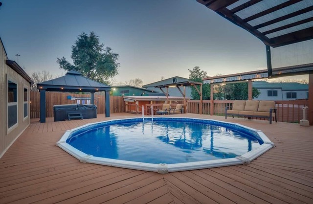 PISCINA, TINA CALIENTE Y RECREACIÓN GRUPOS GRANDES MANSIÓN