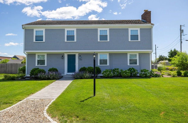 5 bed, 2.5 bath home, 5 minute walk to the beach