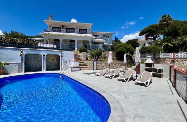 Villa española de 5 camas / Piscina / Jardines / WIFI - Benalmadena Pueblo. Céntrico.