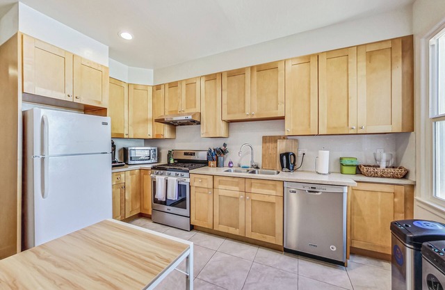 5 bedrm & 3 bath in Centrally located house in SF's SOMA district walking distance to Civic Center