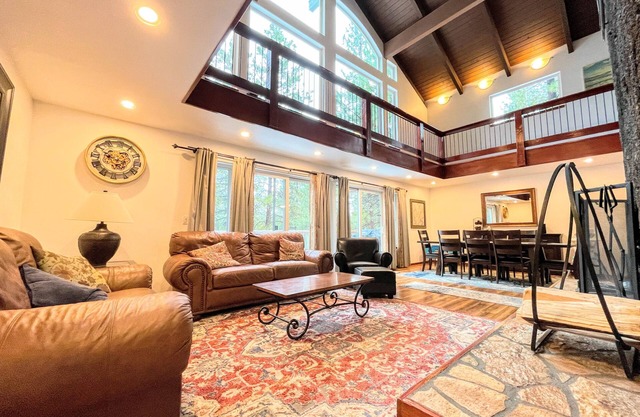 ★5 Bedroom-4200sf Retreat- Near SHARC & Village - A/C - Hot Tub - SHARC passes ★