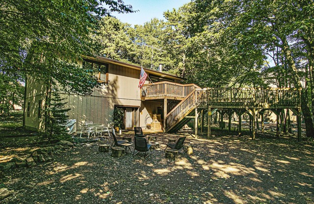 5 bedroom home w/ hot tub, fire pit, & lake access!