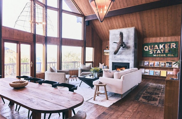 5-bedroom lodge in superb Malibu with AC, WiFi,mountain and ocean views!