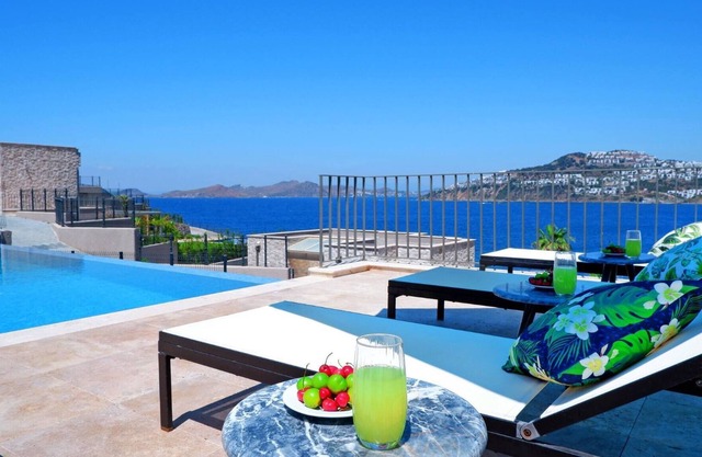 Villa de lujo de 5 dormitorios con piscina privada y playa privada en Bodrum-Gumusluk