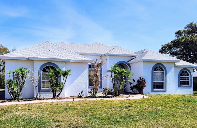 5 bedrooms property in Haines City on edge of Lake Tracy - newly renovated