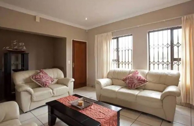 5 bedrooms self catering home just 5 min from the beach!