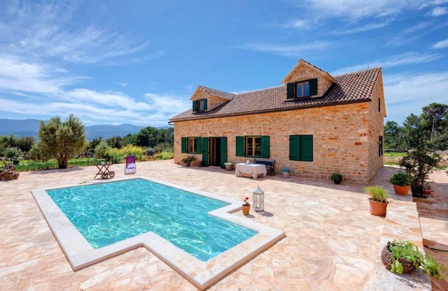 5 bedrooms villa at Stari Grad 900 m away from the beach with private pool furnished garden and wifi