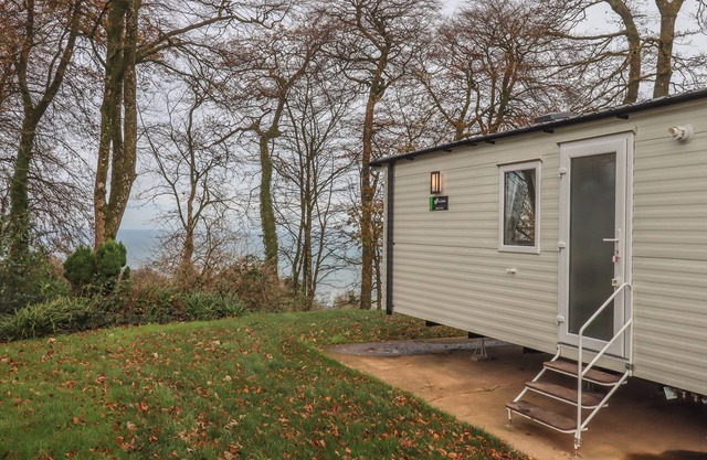 5 MANOR PARK, pet friendly, with a garden in Bucks Cross, Bideford