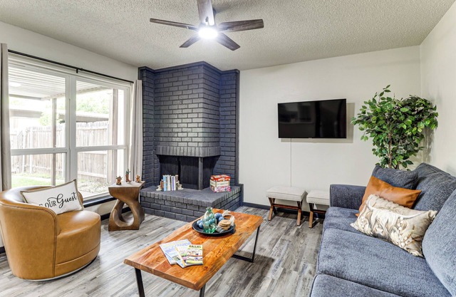 5 Mi to AT&T Stadium: Townhome w/ Community Pools!