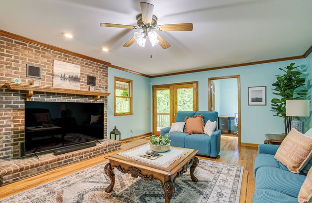 5 Mi to Lake Robinson: BBQ-Ready Home w/ Pool