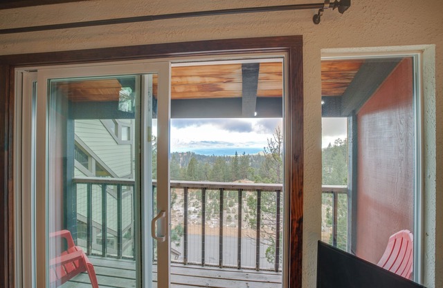 5 Mi to Lake Tahoe: Stateline Townhome