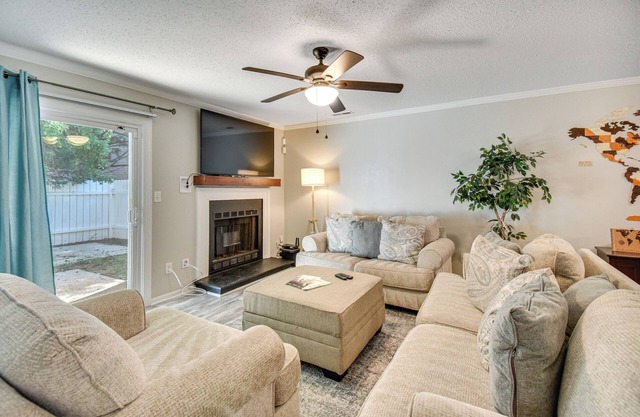 5 Mi to NAS Oceana: Townhome w/ Fenced Yard!