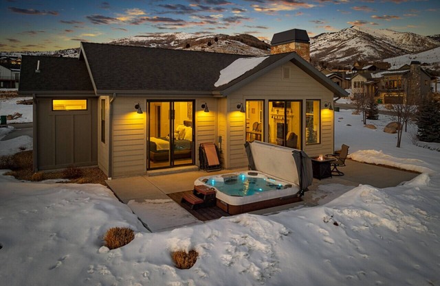 5 mi to Powder MNT-18 Mi to Snow Basin! Hot Tub! Arcade Games & Foosball!