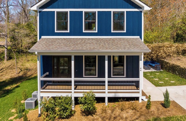 5 Miles to Downtown Asheville ~ With Hotub & Pet Friendly