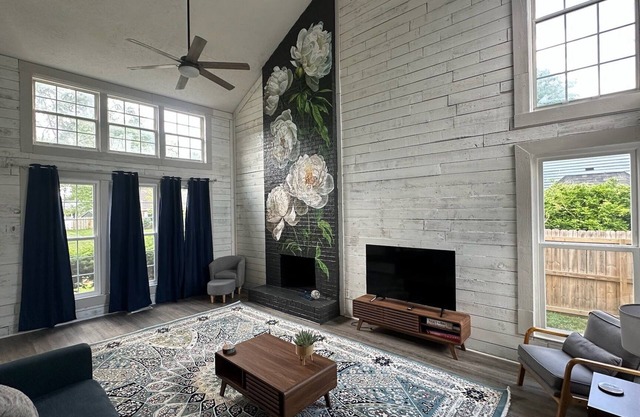 5 min from downtown Fishers, IN! Pet friendly with office, deck & grill, games