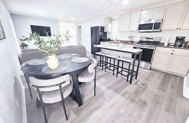 5 Min. from Elon w/In Unit Washer + Dryer - Fast Wi-Fi - Smart TVs