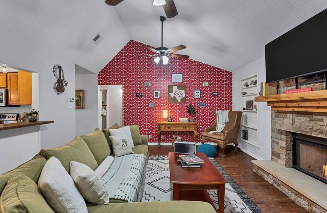5 Mins to Gruene + Hot Tub + Privacy + Relaxation